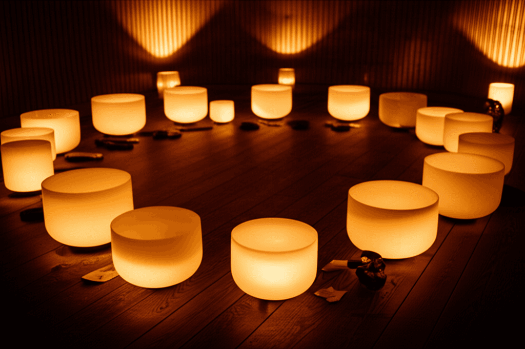 Eine Person sitzt in Meditation, umgeben von Klangschalen, mit goldenem Licht. Ein Bild von Soul Art, Larissa Steinbach, das die Trennung von Wissenschaft und Pseudowissenschaft in der Klang-Wellness verdeutlicht.