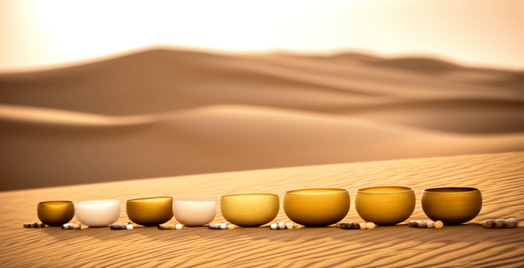 Eine Klangschale erzeugt beruhigende Schwingungen während einer Sound Healing Sitzung bei Soul Art in Dubai, geleitet von Larissa Steinbach.
